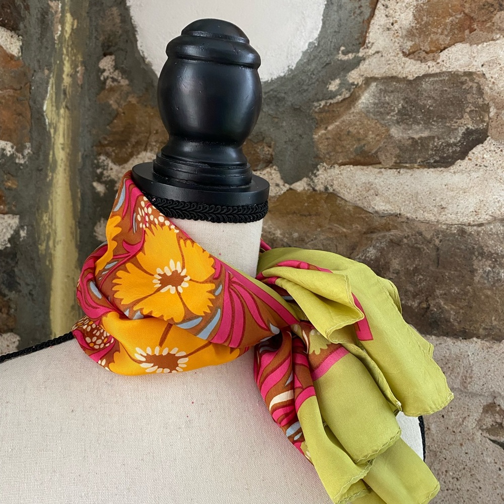 50-70s Vibe Vintage Scarf With Bright Floral Pattern